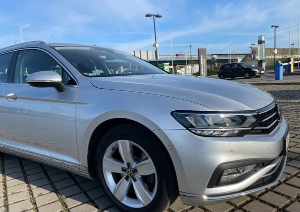 Volkswagen Passat cena 93500 przebieg: 92900, rok produkcji 2019 z Wrocław małe 121